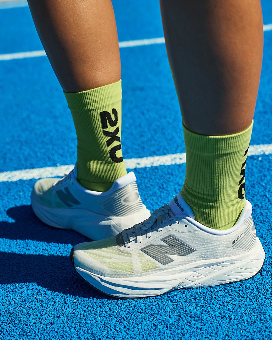 2XU UA7005E Vectr Light Cushion Crew Socks | The Bike Affair